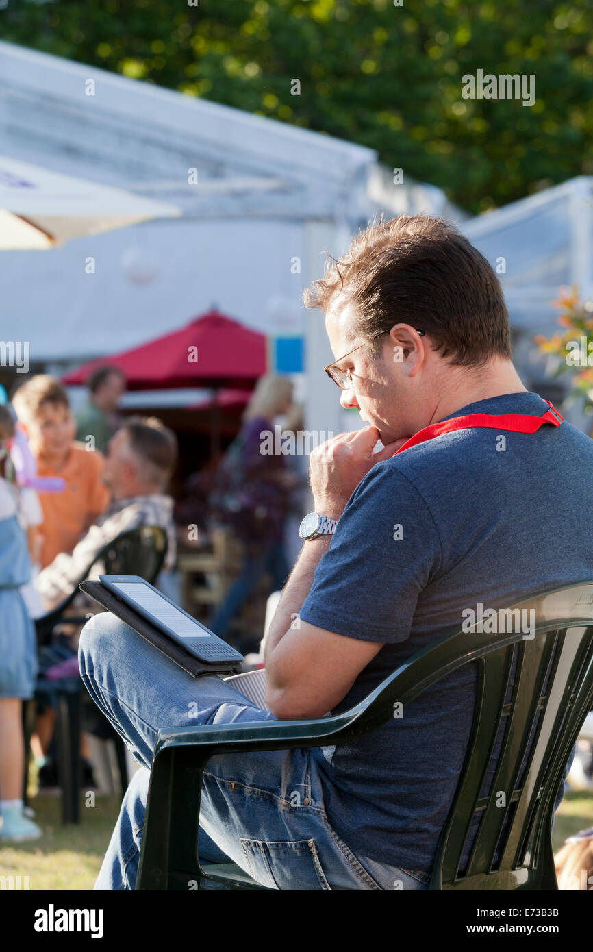 Ein Besucher liest ein e-Book am Eröffnungstag des Edinburgh International Book Festival 2014. Edinburgh, Schottland. 9. August Stockfoto