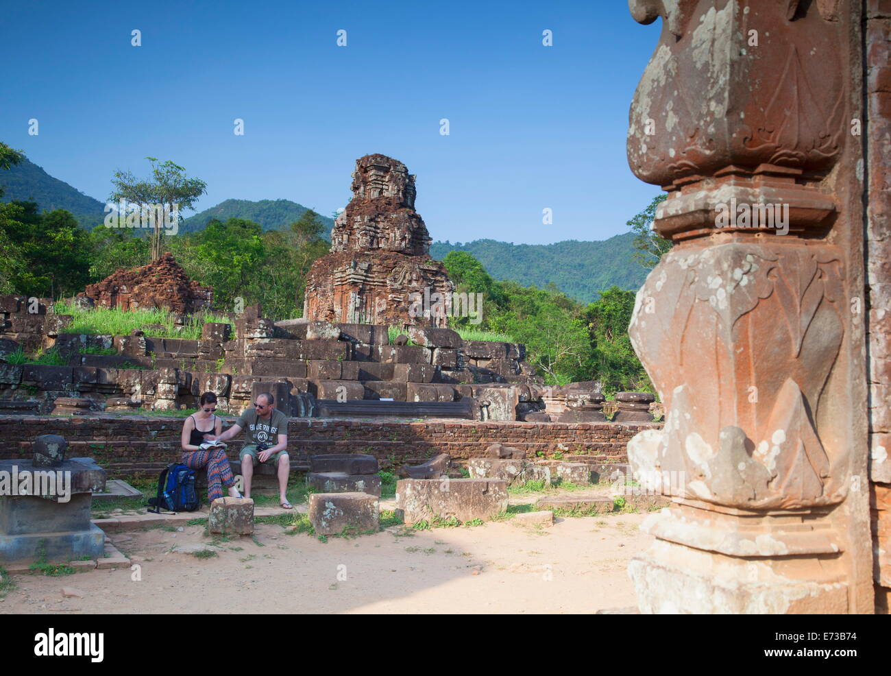 Touristen auf Ruinen von My Son Sanctuary, UNESCO-Weltkulturerbe Hoi An, Quang Nam, Vietnam, Indochina, Südostasien, Asien Stockfoto