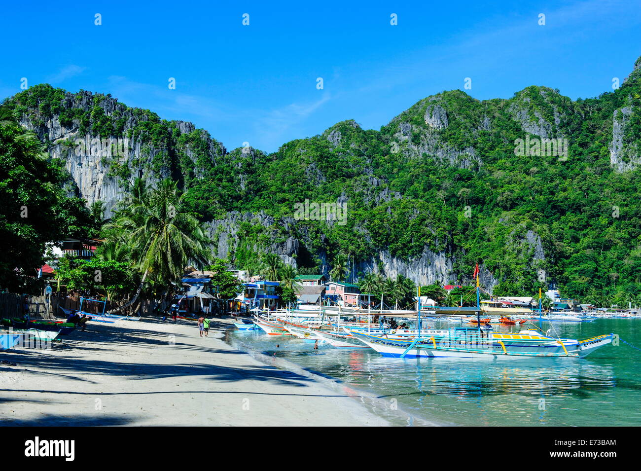 Die Bucht von El Nido mit Auslegerboote, Bacuit Archipel, Palawan, Philippinen, Südostasien, Asien Stockfoto