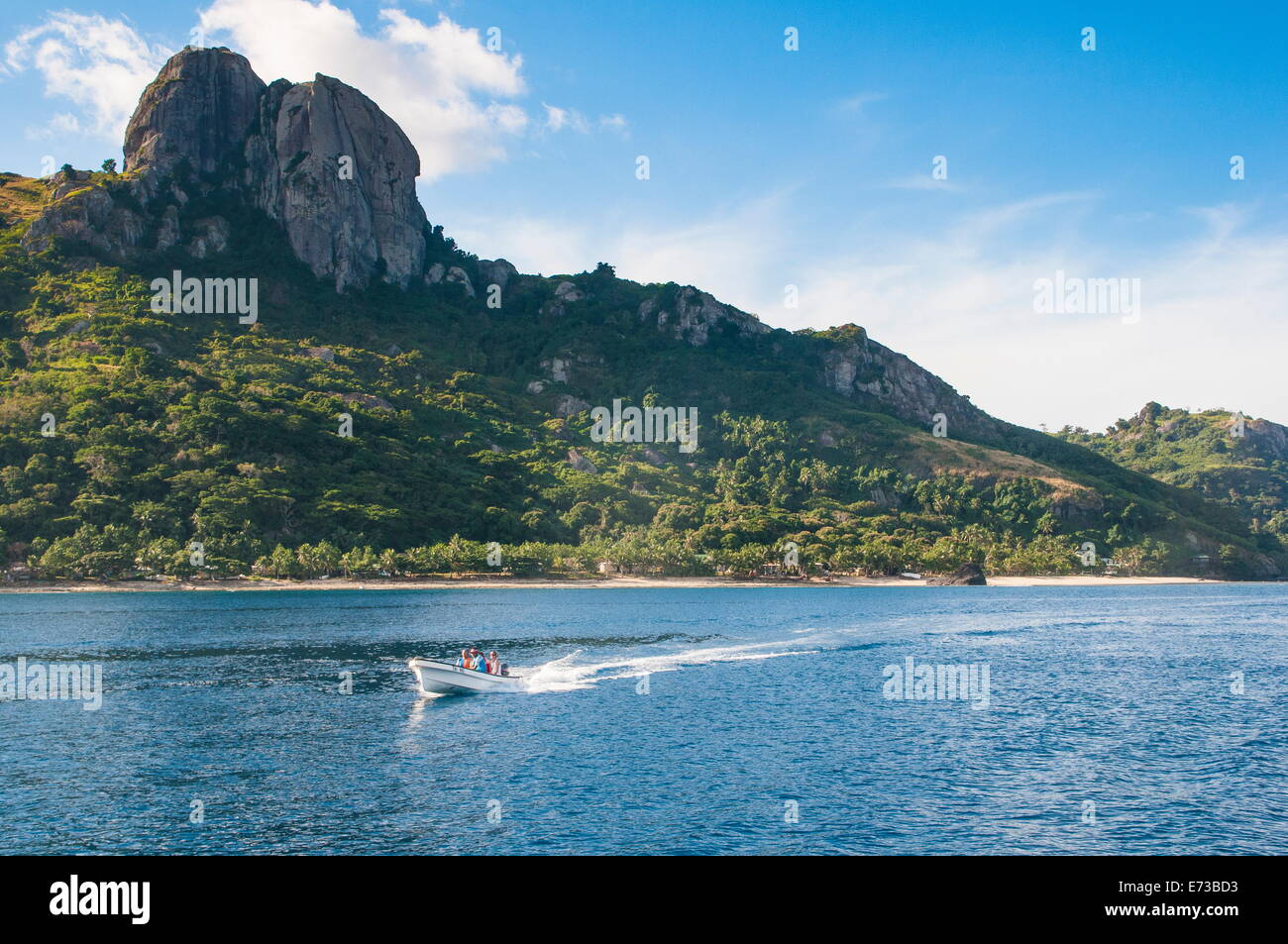 Kleines Motorboot Kreuzfahrt vor Naviti Island, Yasawas, Fiji, Südsee, Pazifik Stockfoto