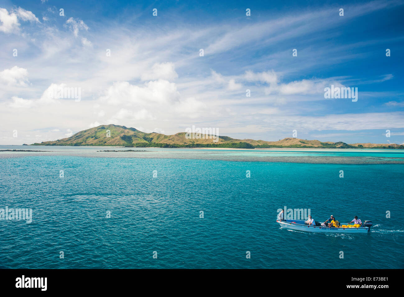 Kleines Boot in der blauen Lagune, Yasawas, Fiji, Südsee, Pazifik Stockfoto