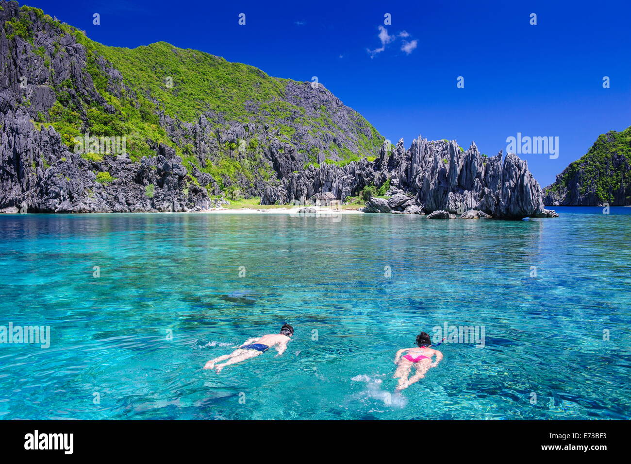 Touristen, die schwimmen in der Kristall klares Wasser im Bacuit Archipel, Palawan, Philippinen, Südostasien, Asien Stockfoto
