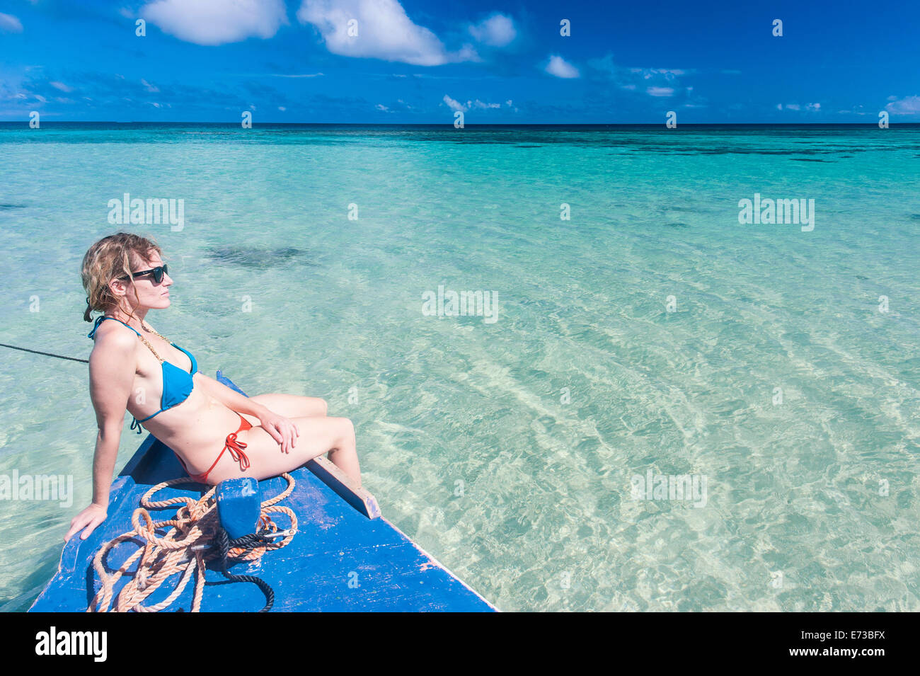 Frau entspannende kleines Motorboot, Haapai, Haapai-Inseln, Tonga, South Pacific, Pazifik Stockfoto