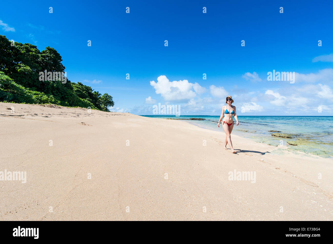 Frau zu Fuß auf einem weißen Sandstrand auf einer kleinen Insel in der Haapai, Haapai-Inseln, Tonga, South Pacific, Pazifik Stockfoto