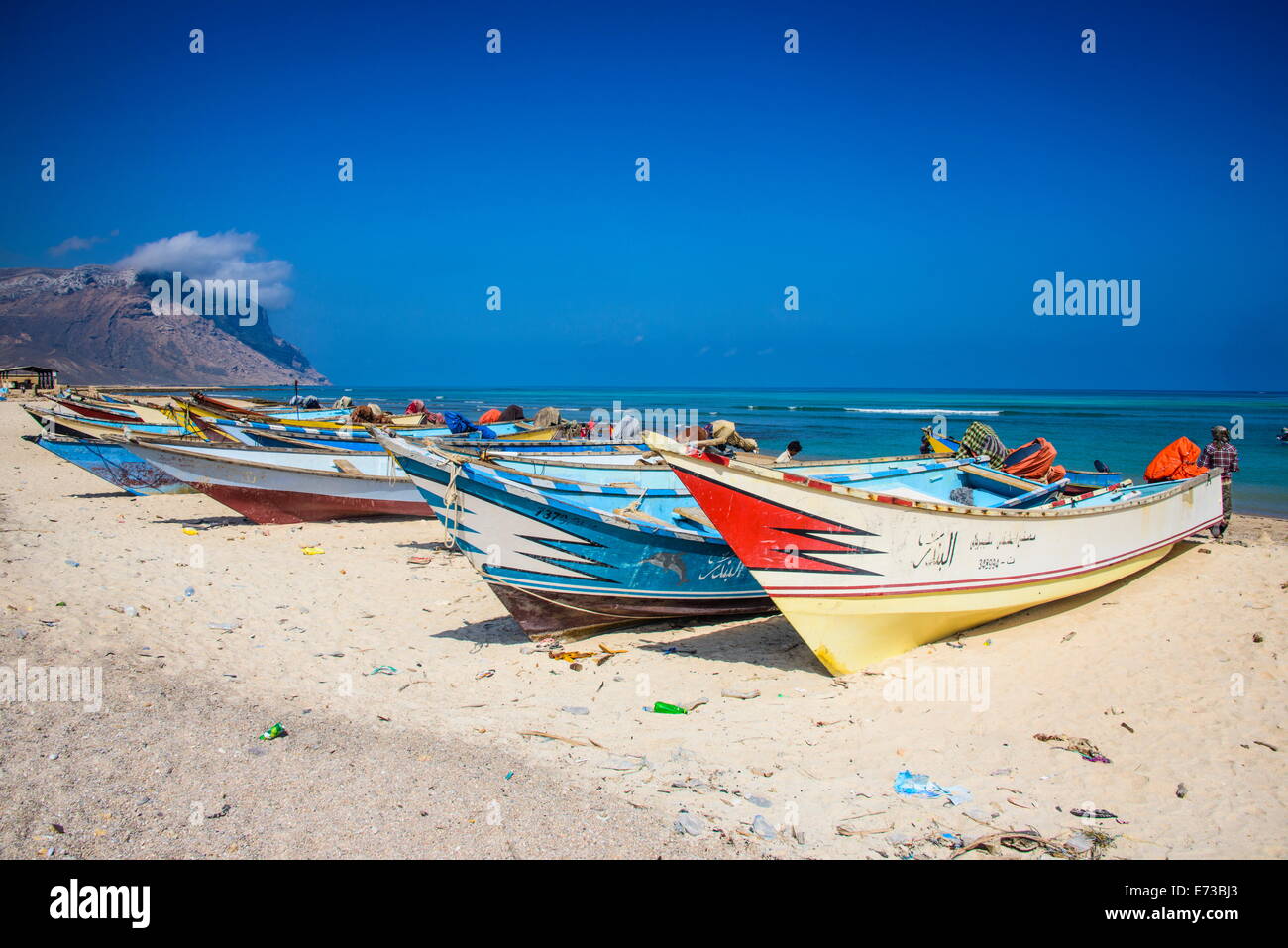 Bunte Fischerboote im Qalansia an der Westküste der Insel Sokotra, UNESCO-Weltkulturerbe, Jemen, Nahost Stockfoto
