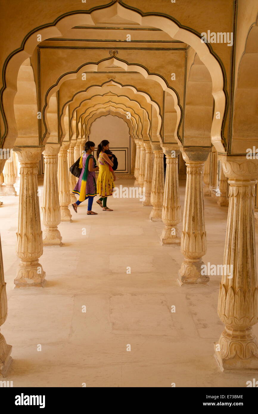 Indische Frauen unter Bögen, Amber Fort Palace, Jaipur, Rajasthan, Indien, Asien Stockfoto