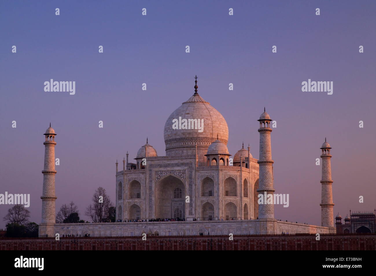 Taj Mahal Nordseite betrachtet über Yamuna Fluß bei Sonnenuntergang, UNESCO-Weltkulturerbe, Agra, Uttar Pradesh, Indien, Asien Stockfoto