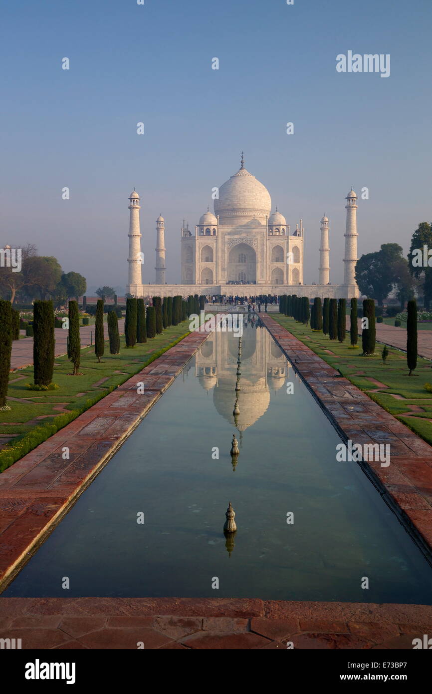 Taj Mahal bei Sonnenaufgang, UNESCO-Weltkulturerbe, Agra, Uttar Pradesh, Indien, Asien Stockfoto
