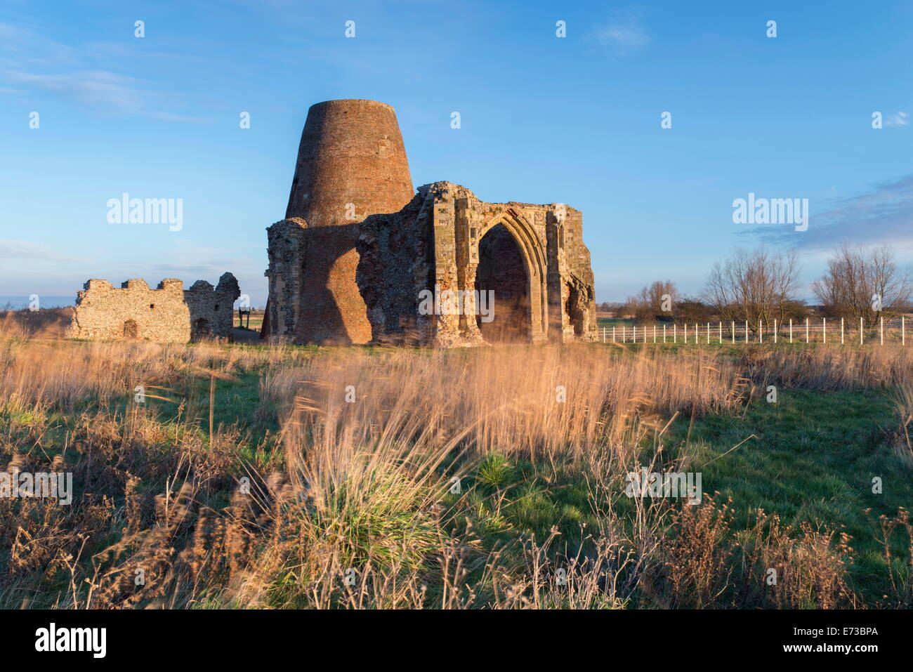 Aussicht auf St. Benet Abtei in den Norfolk Broads, Norfolk, England, Vereinigtes Königreich, Europa Stockfoto