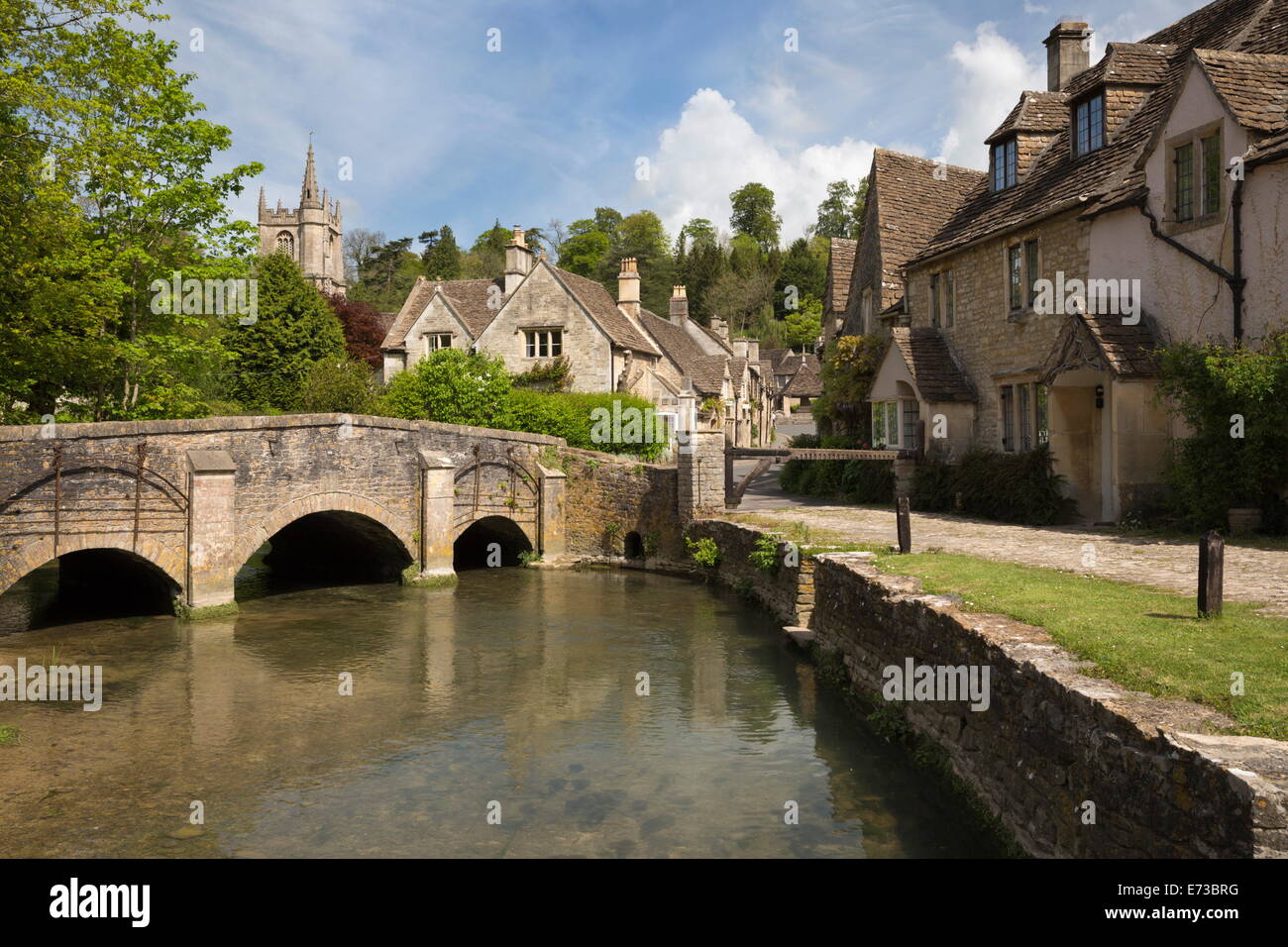 Cotswold Hütten am vom Bach, Castle Combe, Cotswolds, Wiltshire, England, Vereinigtes Königreich, Europa Stockfoto