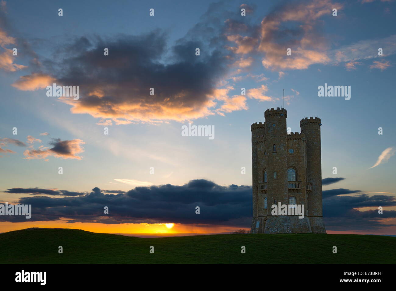 Broadway Tower bei Sonnenuntergang, Broadway, Cotswolds, Worcestershire, England, Vereinigtes Königreich, Europa Stockfoto