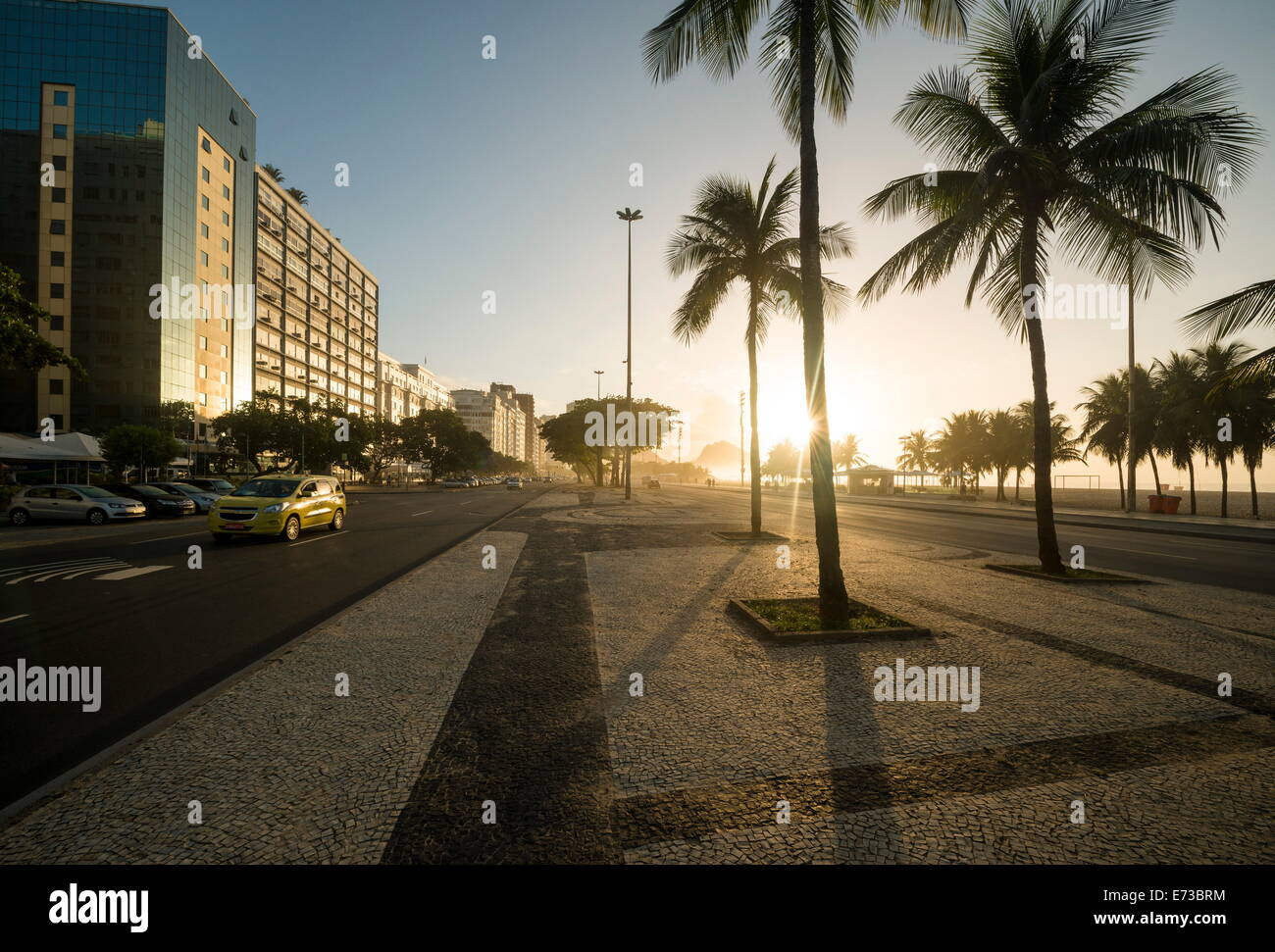 Copacabana-Strand bei Sonnenaufgang, Rio De Janeiro, Brasilien, Südamerika Stockfoto