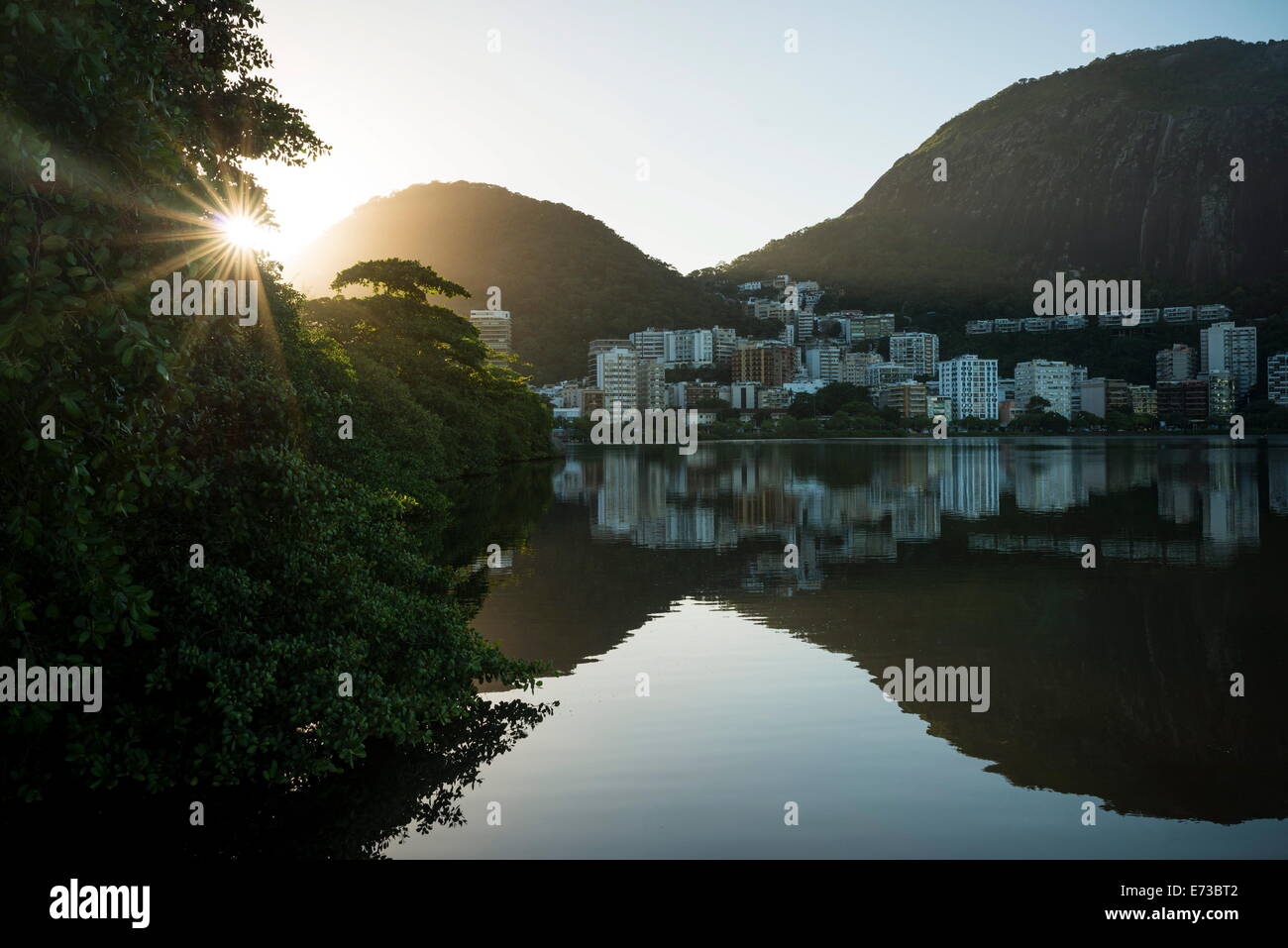 Am frühen Morgen Licht auf die Lagoa Rodrigo de Freitas, Rio De Janeiro, Brasilien, Südamerika Stockfoto