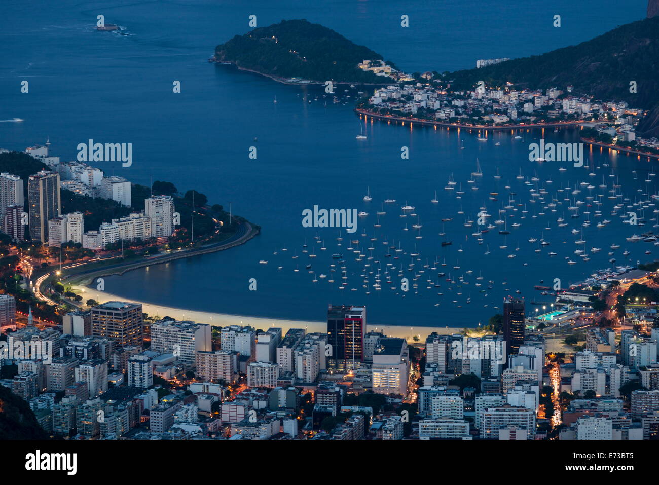 Blick vom Cristo Redentor in Rio De Janeiro bei Nacht, Corcovado, Rio De Janeiro, Brasilien, Südamerika Stockfoto