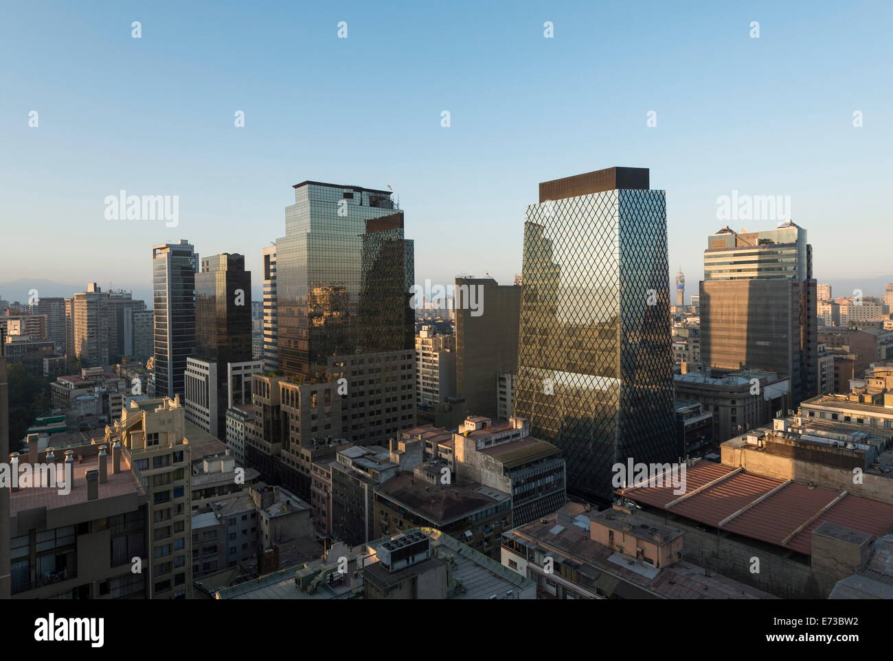 Luftbild der Innenstadt Santiago im Morgengrauen von Apartment Block auf dem Dach, Calle Huerfanos, Santiago, Chile, Südamerika Stockfoto
