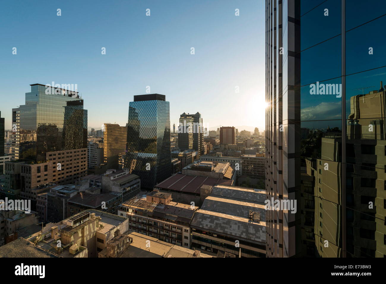 Luftaufnahme der Innenstadt von Santiago City bei Sonnenuntergang, Santiago, Chile, Südamerika Stockfoto