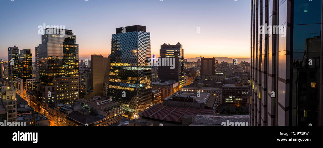 Luftaufnahme des Central Santiago City bei Nacht, Santiago, Chile, Südamerika Stockfoto