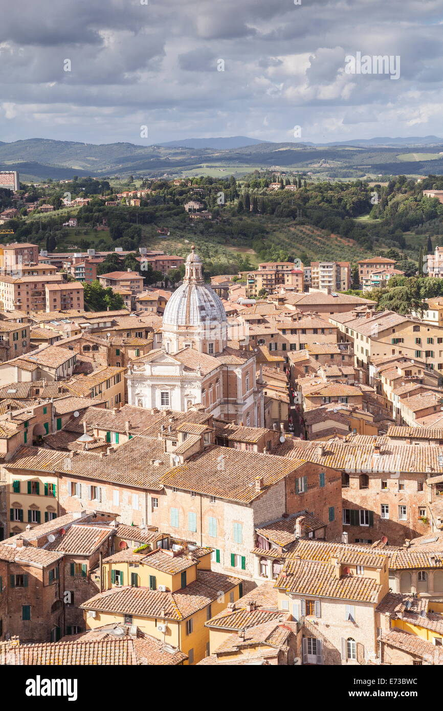 Der Blick über den Dächern von Siena aus Torre del Mangia, UNESCO-Weltkulturerbe, Siena, Toskana, Italien, Europa Stockfoto