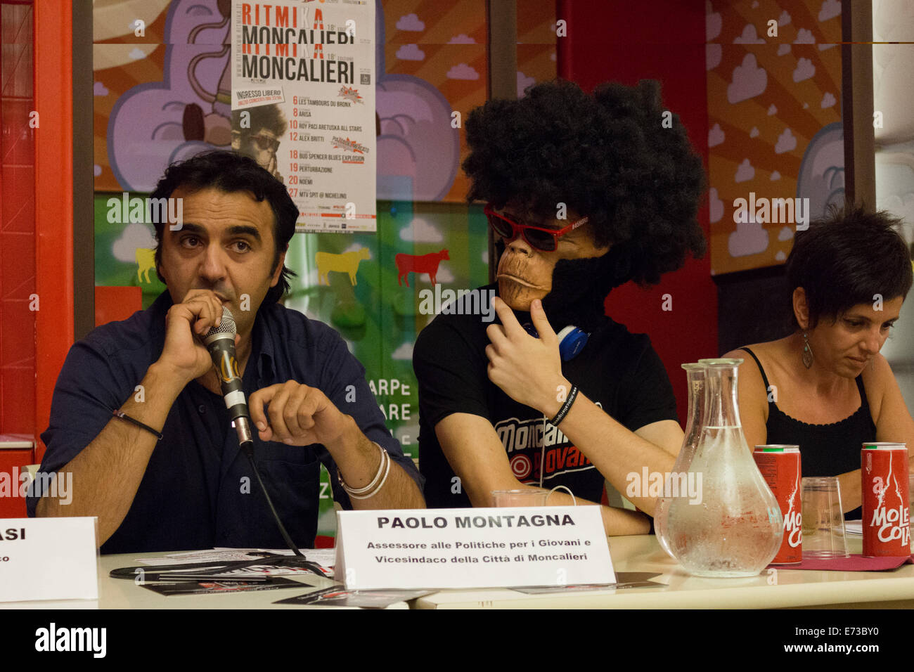 Paolo Montagna, stellvertretende Bürgermeisterin der Stadt Moncalieri (L) spricht auf der Pressekonferenz Star 2014. Folgende Künstler sind in der Pressekonferenz um auf der Bühne zugelassen: Les Tambours Du Bronx, Arisa, Roy Paci Aretuska All Stars, Alex Britti, Bud Spencer Blues Explosion, Perturbazione und Noemi. (Foto von Elena Aquila / Pacific Press) Stockfoto