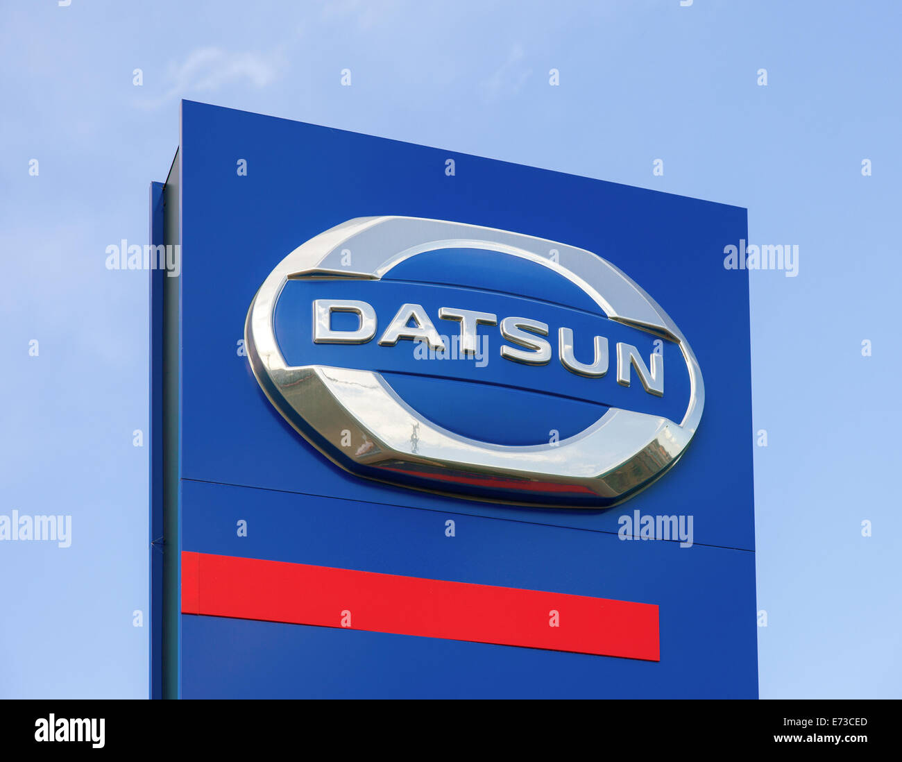 Datsun Autohaus Zeichen gegen blauen Himmel Stockfoto