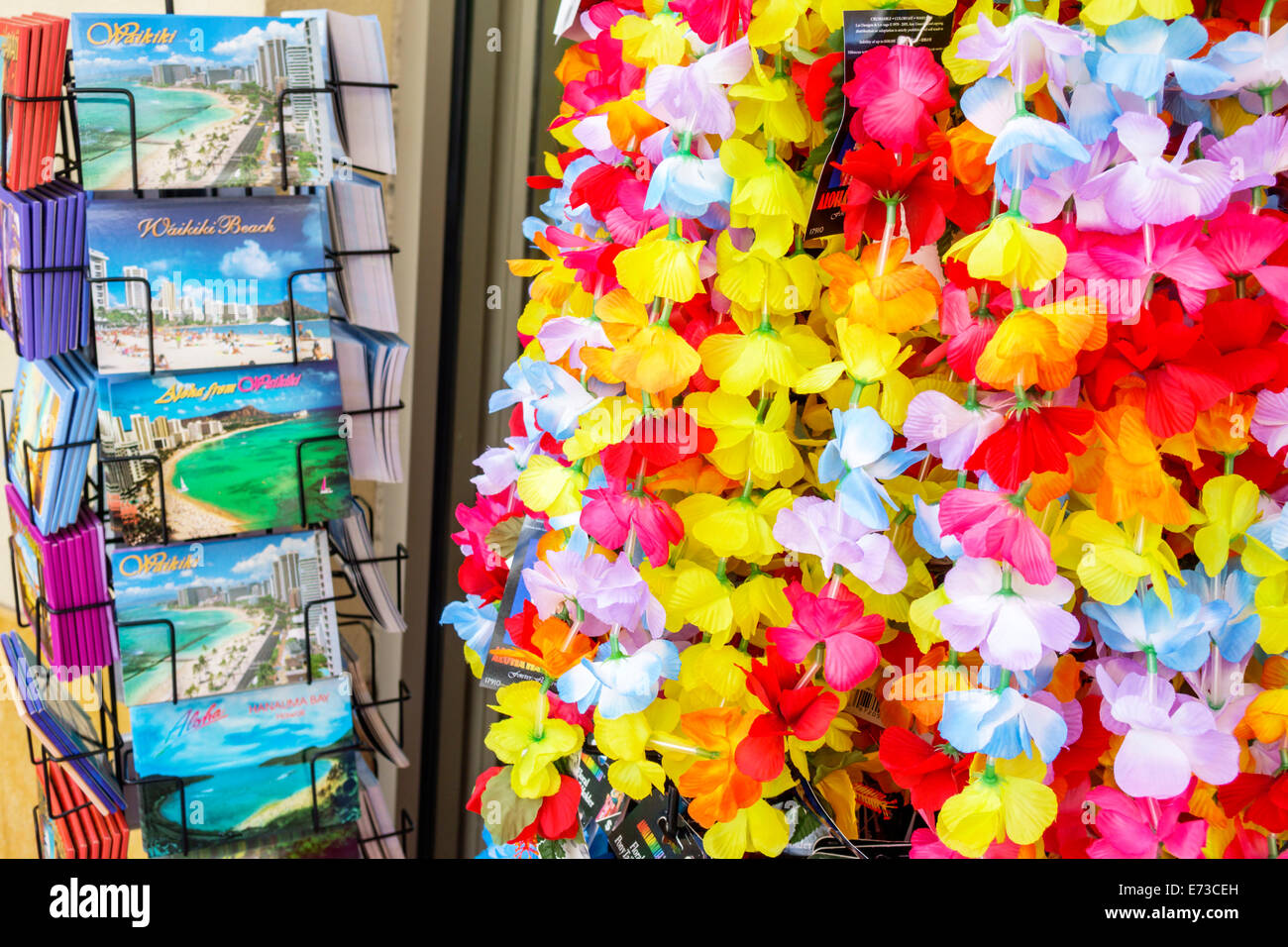 Honolulu Waikiki Beach Hawaii, Hawaiian, Oahu, ABC Store, Bequemlichkeit, Verkauf, Souvenirs, Geschenke, Postkarten, Leis, künstliche Blumen, Besucher reisen tou Stockfoto