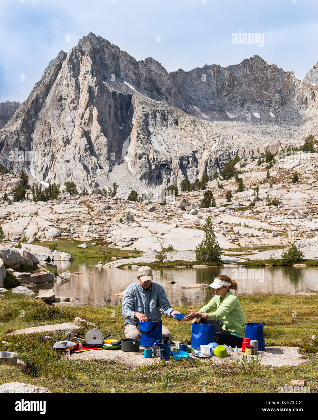 Paar beim Abwasch in der Nähe von hohen Sierra See Stockfoto