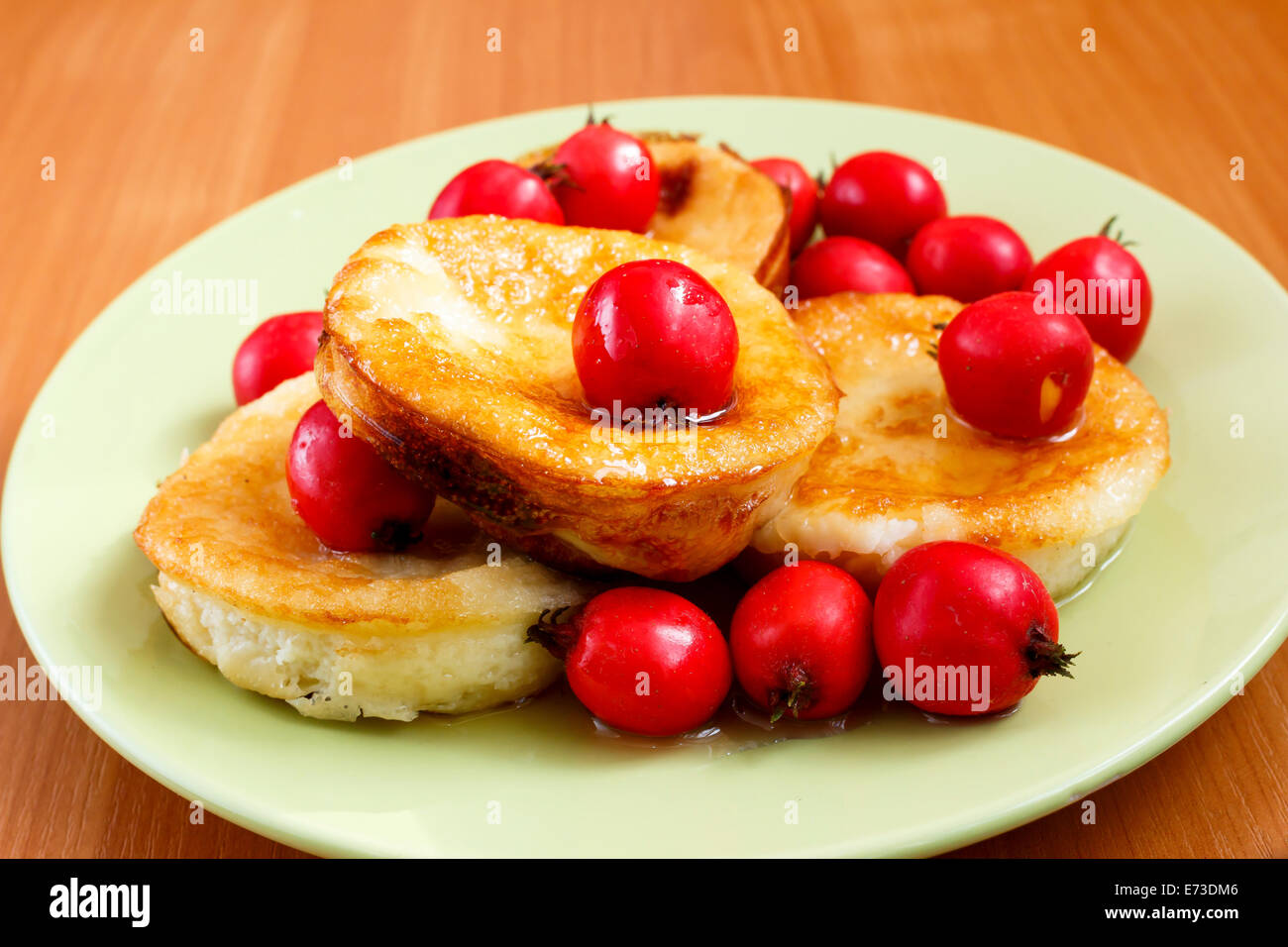 süße Beere Omelette oder Pfannkuchen mit Weißdorn Stockfoto