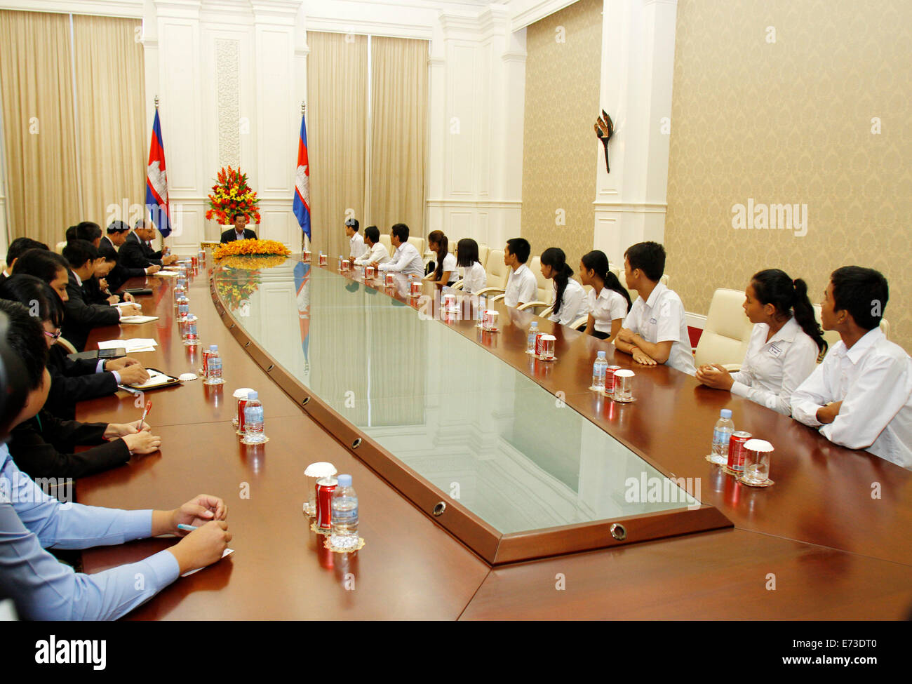 (140905)--trifft PHNOM PENH, 5. September 2014 (Xinhua)--Cambodian Prime Minister Hun Sen (C) zum ersten Mal mit 11 Studenten, die ihre High-School-Prüfung mit Klasse A in Phnom Penh, Kambodscha, am 5. September 2014 verabschiedet.  (Xinhua/Sovannara) Stockfoto