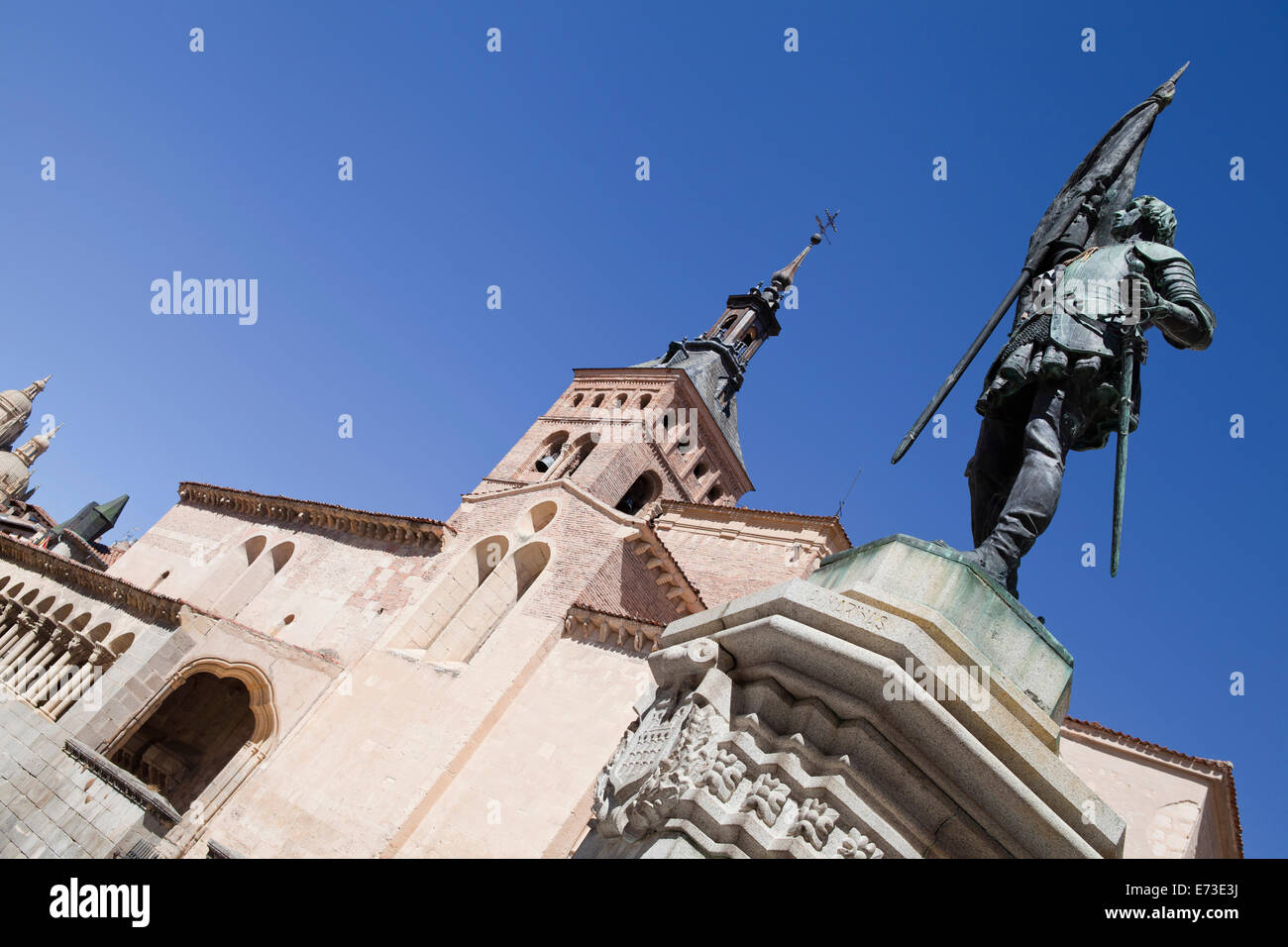 Spanien, Kastilien-León, Segovia, Statue von Juan Bravo durch A.Marinas mit Martinskirche im Hintergrund. Stockfoto