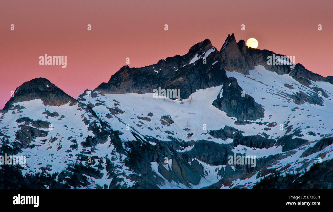 Vollmond Aufstieg über Gunsight Peak Stockfoto
