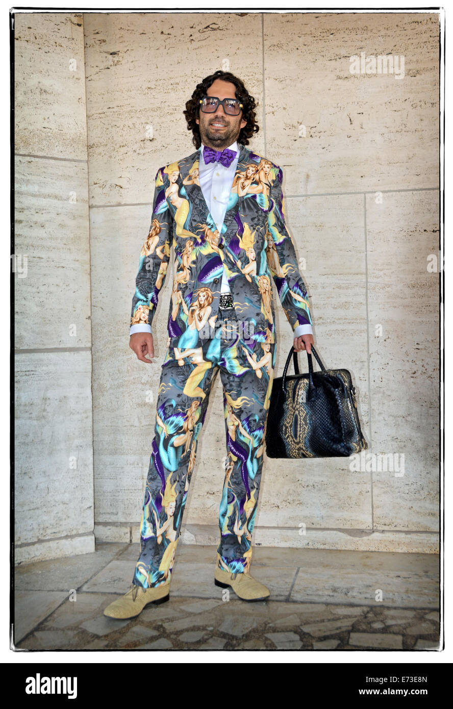 Porträt von Tom Rabolli in einer ungewöhnlichen print Anzug bei Fashion Week 2014 in New York City. Stockfoto