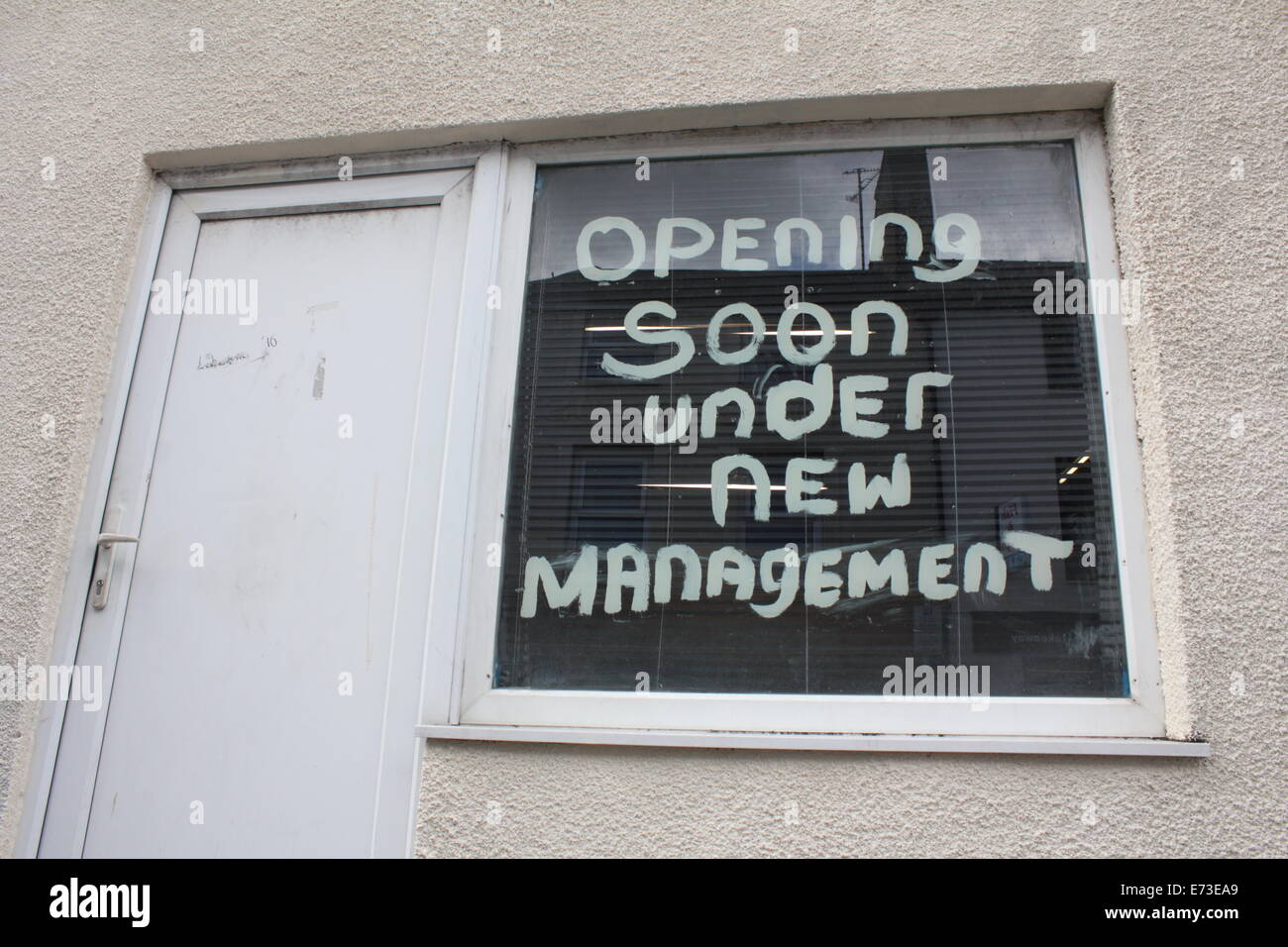 Eröffnung in Kürze unter neuer Management-Zeichen in Schaufenster in Wales Großbritannien uk Stockfoto