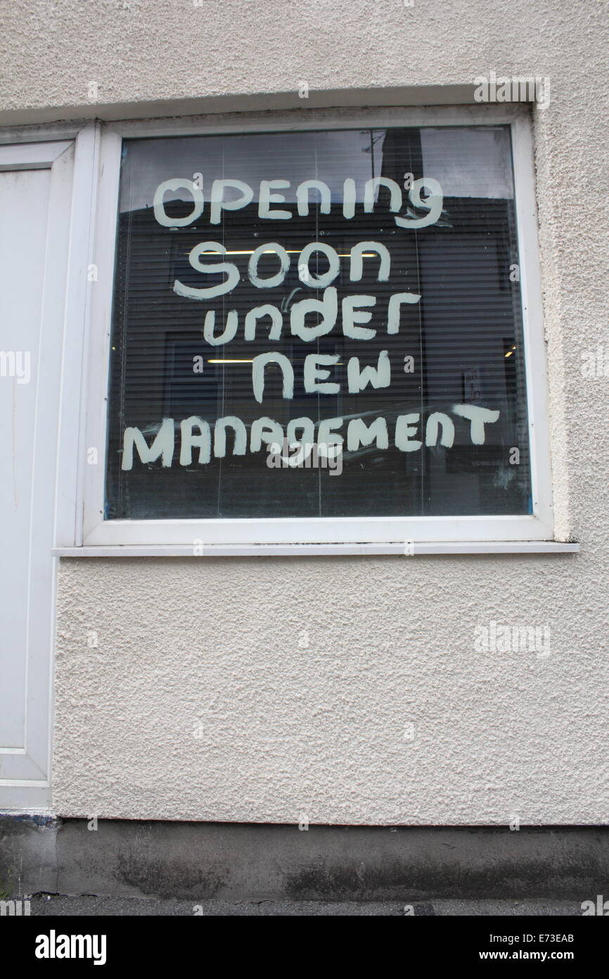 Eröffnung in Kürze unter neuer Management-Zeichen in Schaufenster in Wales Großbritannien uk Stockfoto