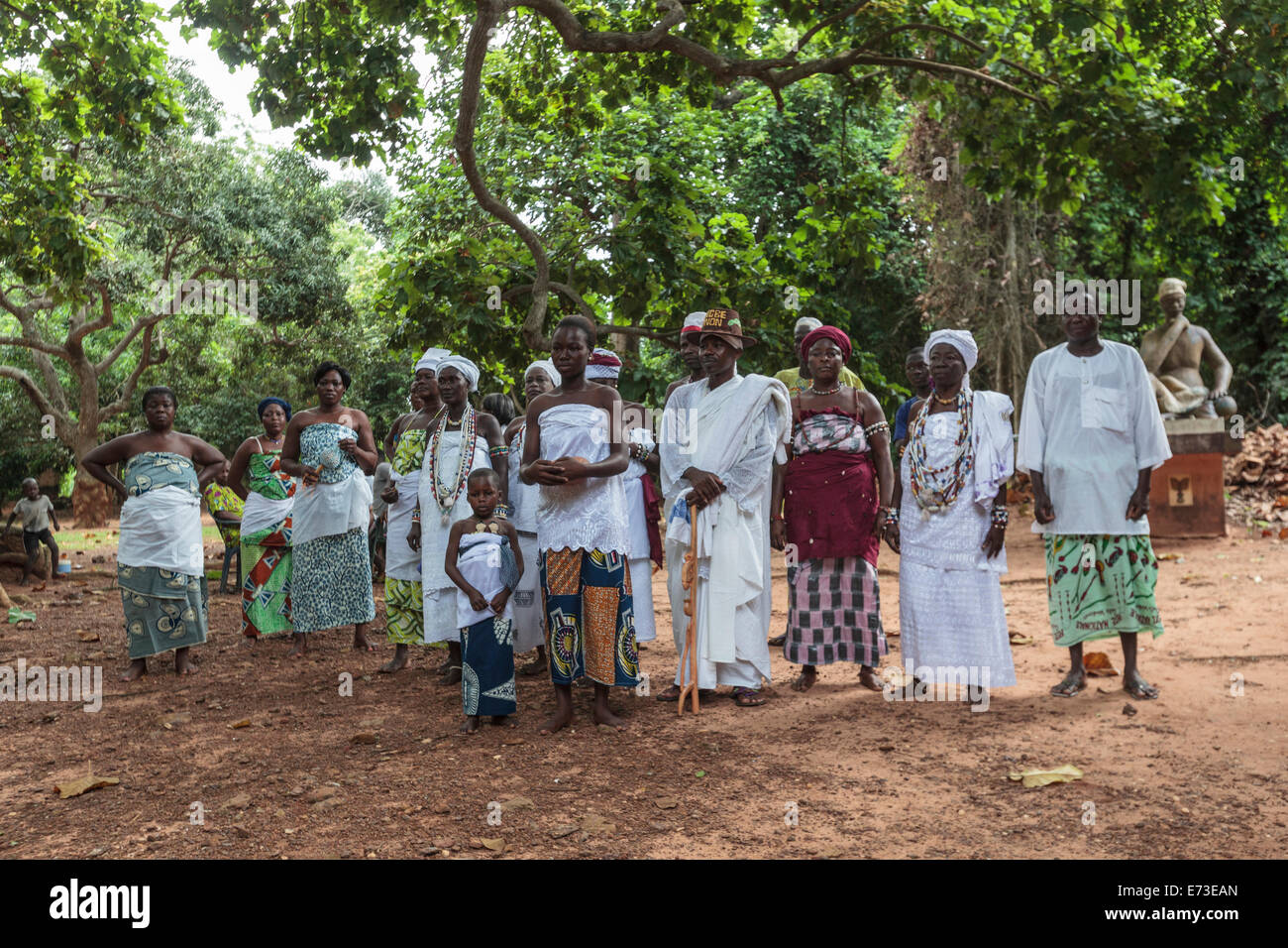 Afrika, Benin, Ouidah. Priester und Priesterinnen gesammelt in Kpasse heiligen Wald zu traditionellen Voodoo Zeremonie durchführen. Stockfoto