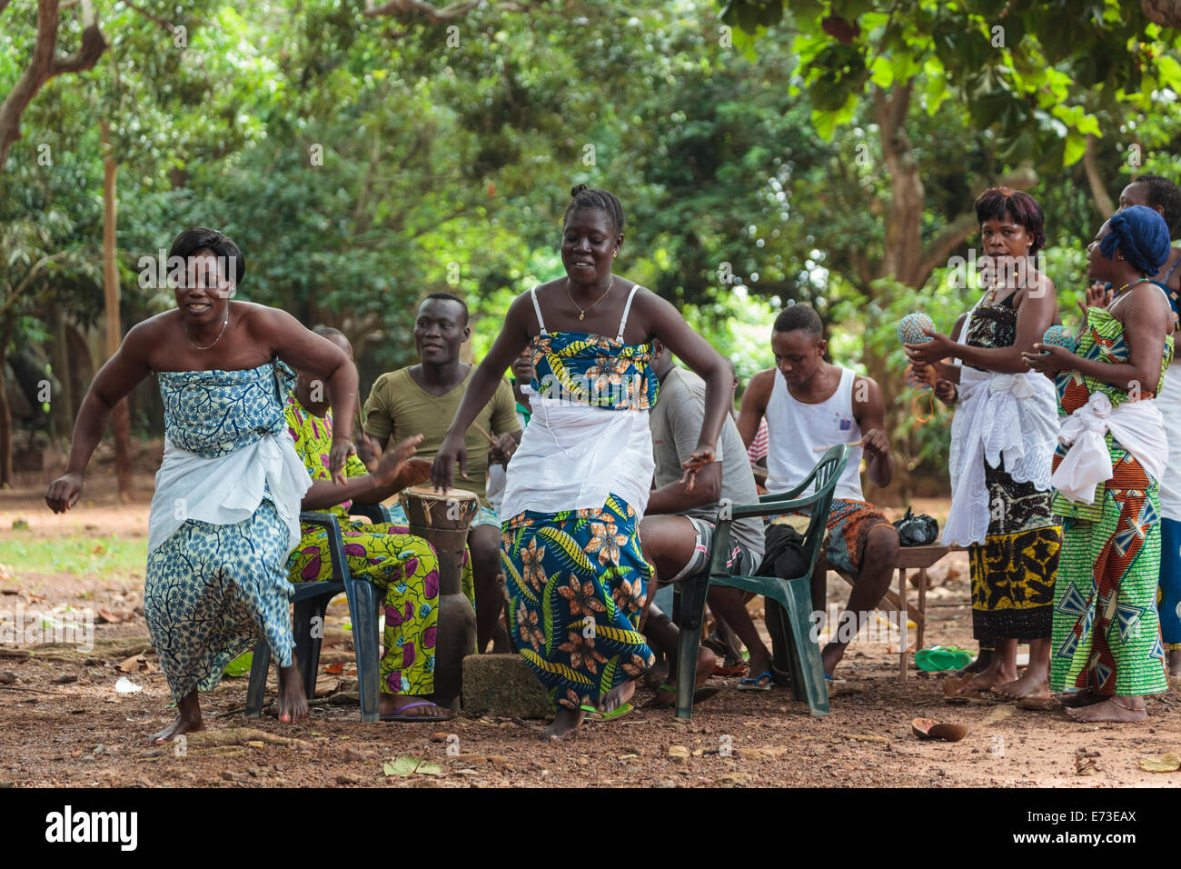 Afrika, Benin, Ouidah. Einheimische Frauen, die Durchführung von traditionellen Voodoo Tanzes in Kpasse heiligen Wald. Stockfoto