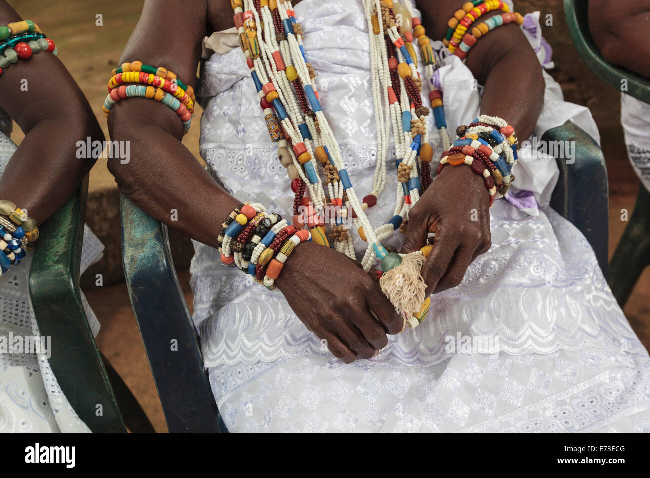 Afrika, Benin, Ouidah. Nahaufnahme der Priesterinnen traditionellen Glasperlenschmuck in Kpasse heiligen Wald. Stockfoto