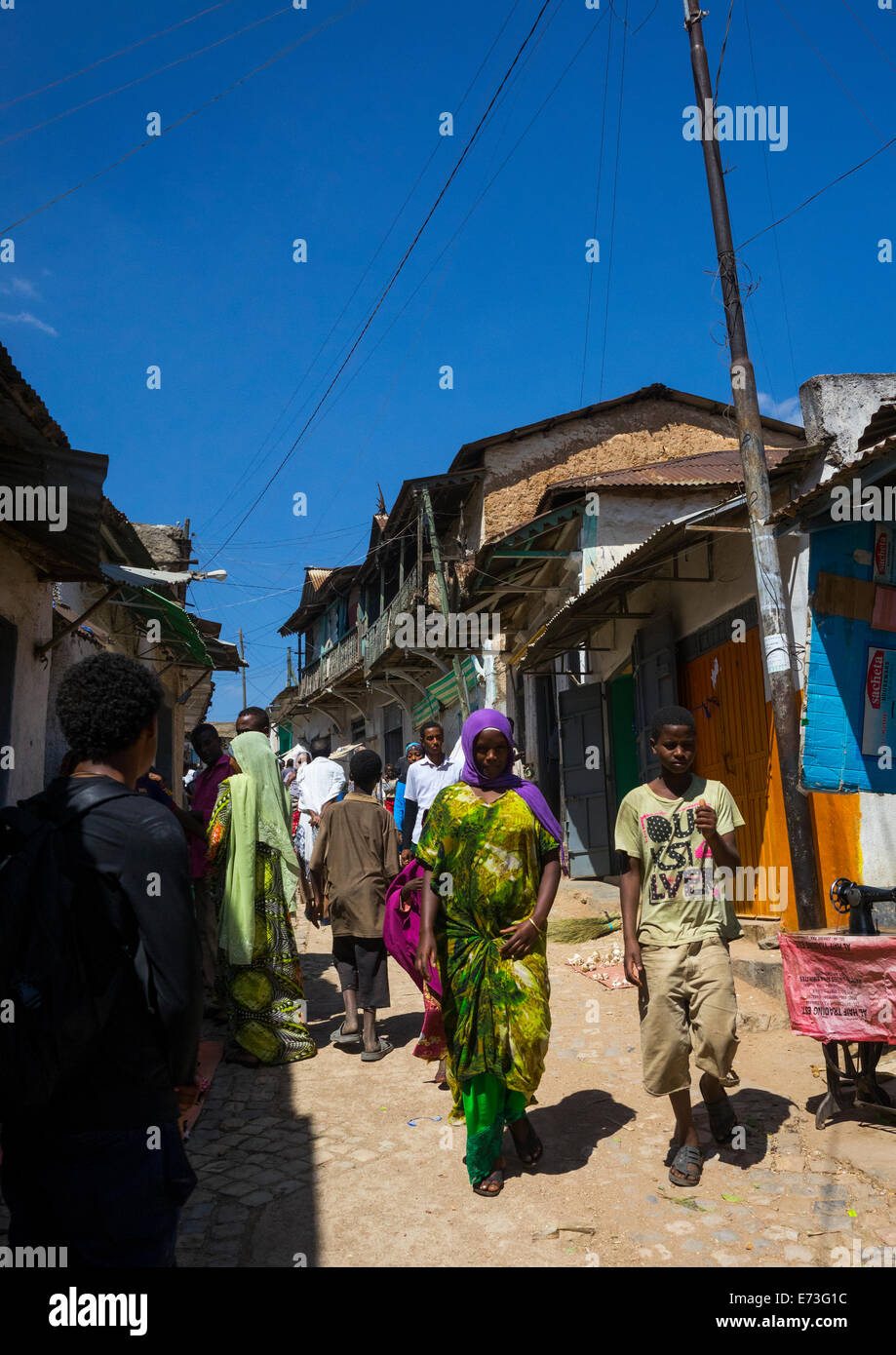 Passanten In den engen Gassen der Altstadt, Harar, Äthiopien Stockfoto