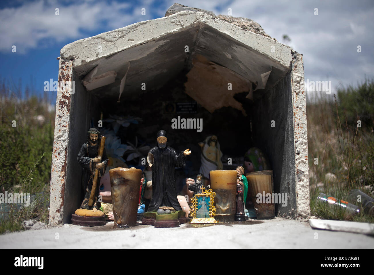 Ein Altar mit katholischen Heiligen schmückt die Straße in der Nähe von Real de Catorce, Mexiko, 23. Juli 2014. Stockfoto
