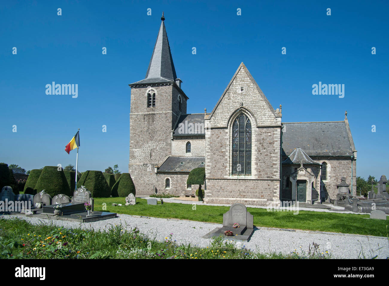 Alten Sint-Pieterskerk / St.-Petri Kirche, Friedhof mit Gräbern des belgischen ersten Weltkrieges Soldaten am Grimde, Tienen, Belgien Stockfoto