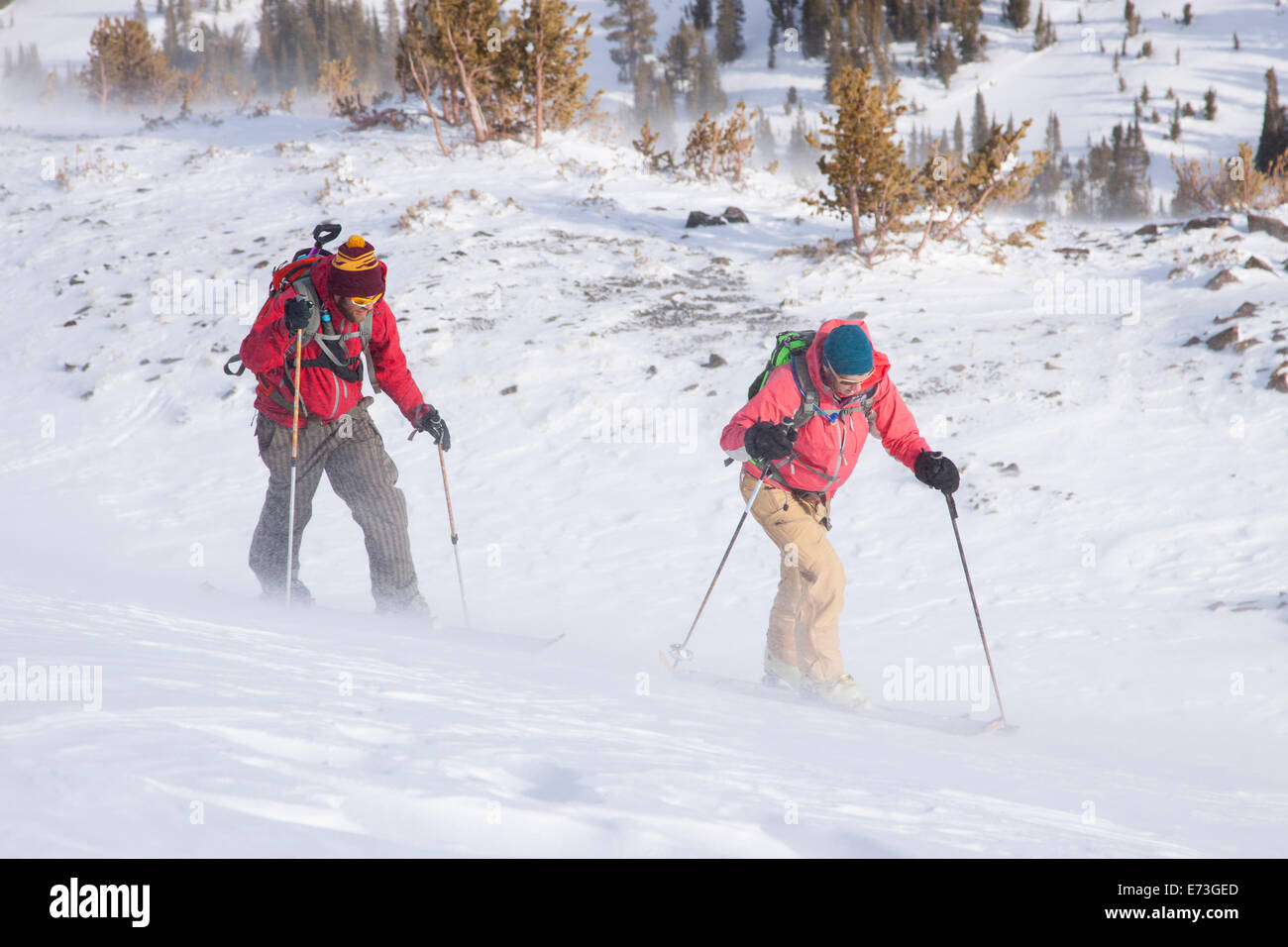 Zwei Backcountry Skifahrer in Pony, Montana. Stockfoto