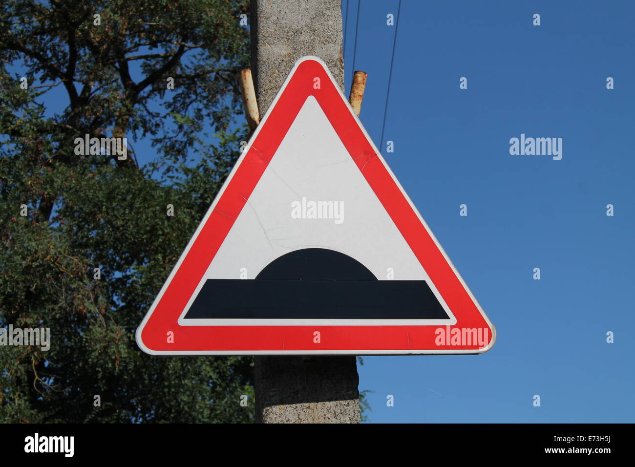 weißes Dreieck mit roten Linien auf Grenze Verkehrszeichen bedeuten schlechte Straße Stockfoto
