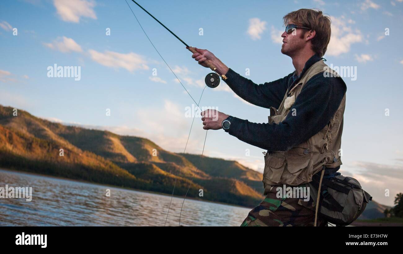 Ein junger Mann in seinen frühen dreißiger Jahren Fliegenfischen in der Nähe von Durango, Colorado. Stockfoto
