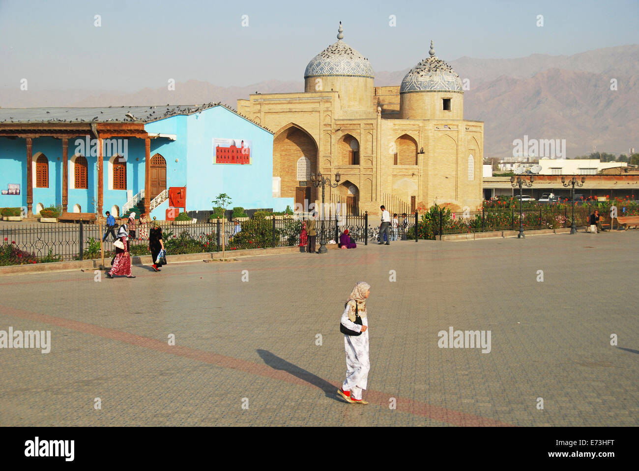 Tadschikistan, Khujand, Menschen zu Fuß auf Vorplatz Central Mosque (Shiykh Musliddin Moschee). Stockfoto