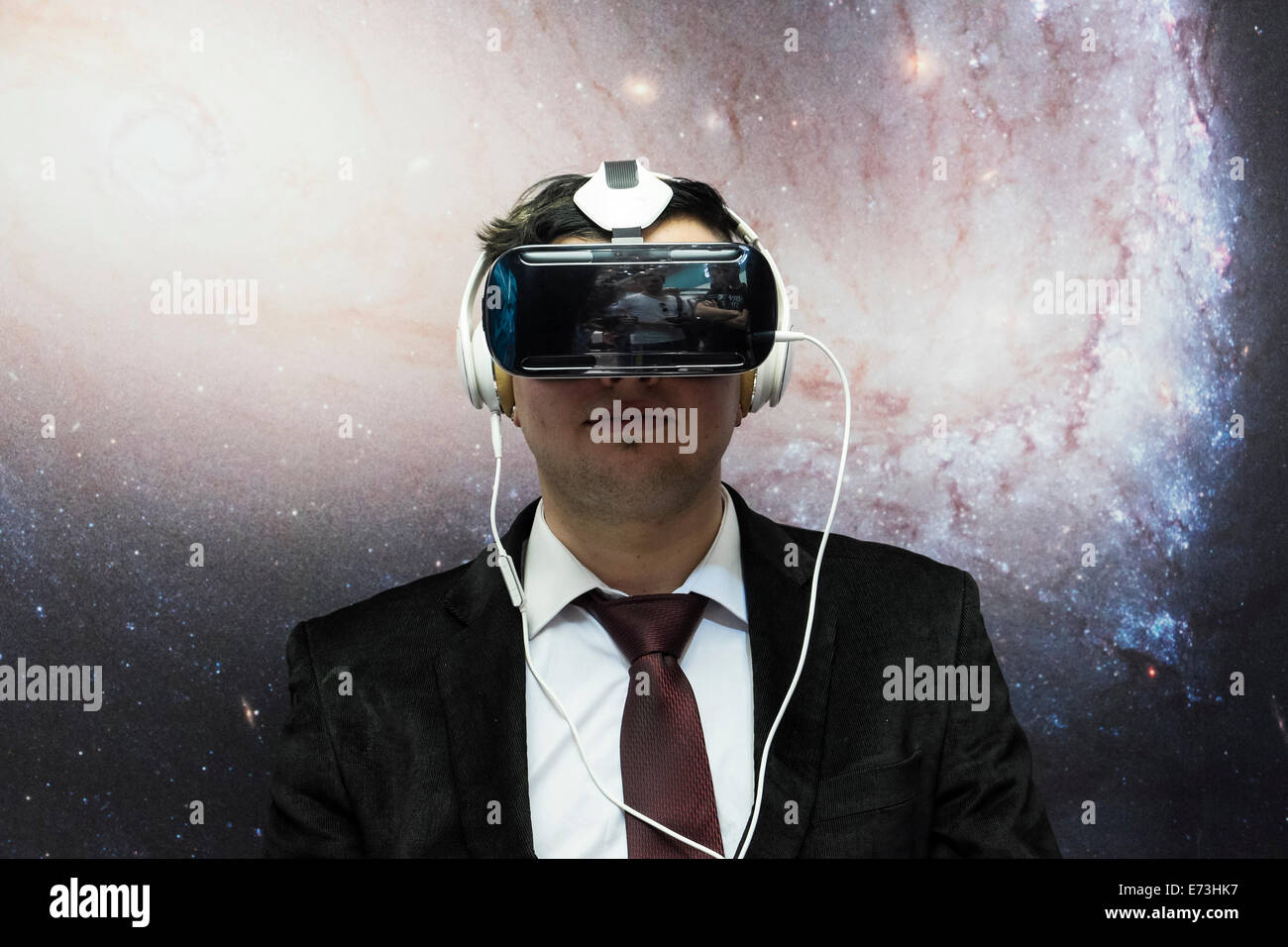 Berlin, Deutschland. 5. September 2014. Besucher mit Samsung Gear VR virtual-Reality-Kopfhörer auf der IFA Berlin 2014 Kredit ins Leben gerufen: Iain Masterton/Alamy Live News Stockfoto