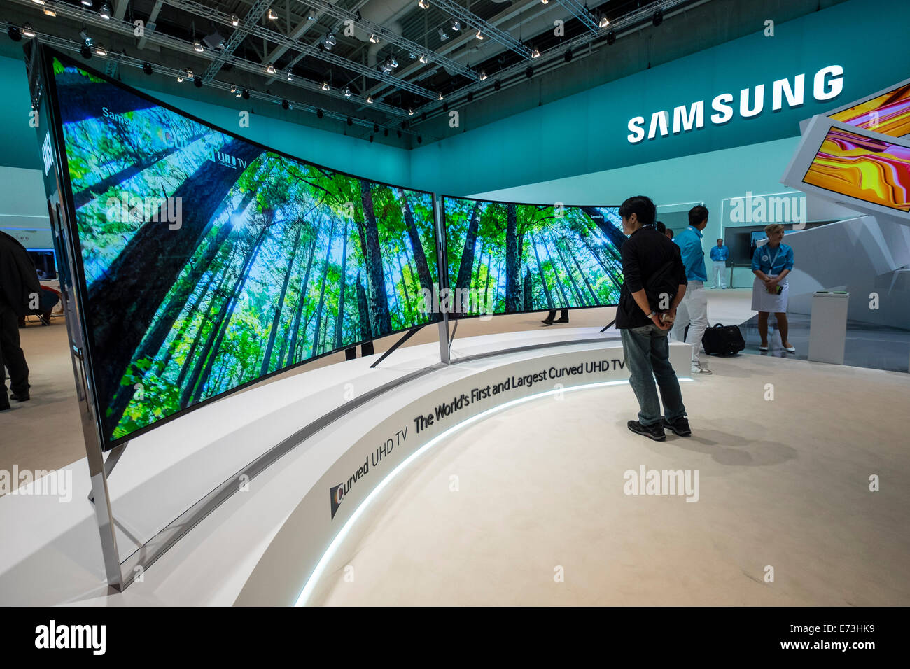 Berlin, Deutschland. 5. September 2014. Weltweit erste und größte UHD gebogen TV von Samsung auf dem Display auf der IFA 2014 Verbraucherelektroniksschau in Berlin-Deutschland-Credit: Iain Masterton/Alamy Live News Stockfoto