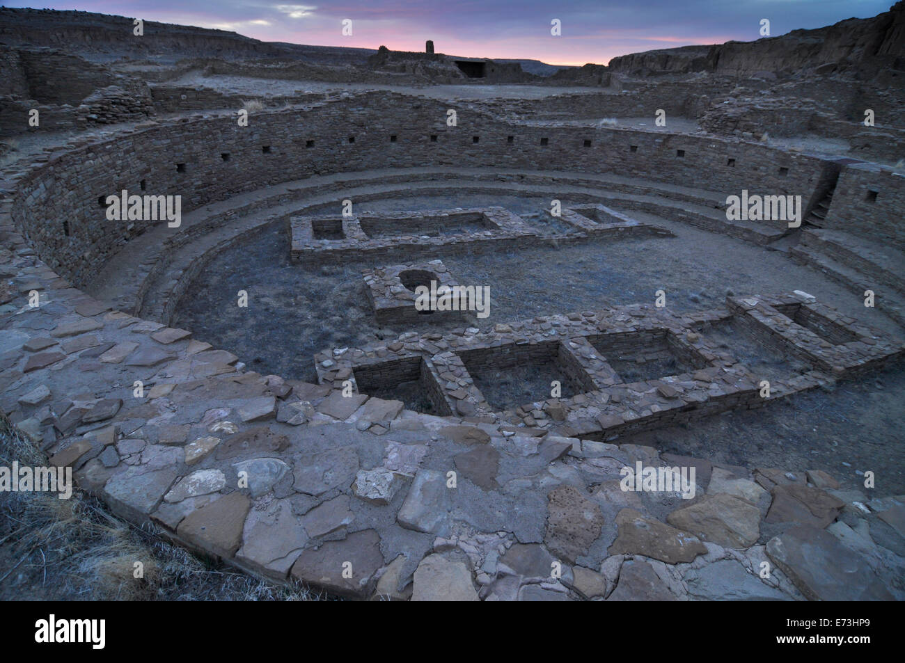 Erkunden Pueblo Bonito, Chaco Canyon in New Mexico. Stockfoto