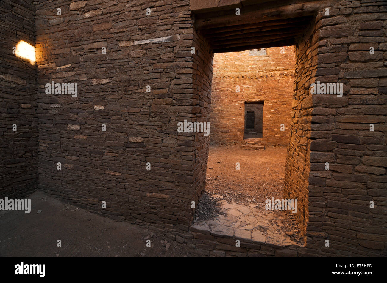 Erkunden Pueblo Bonito, Chaco Canyon in New Mexico. Stockfoto