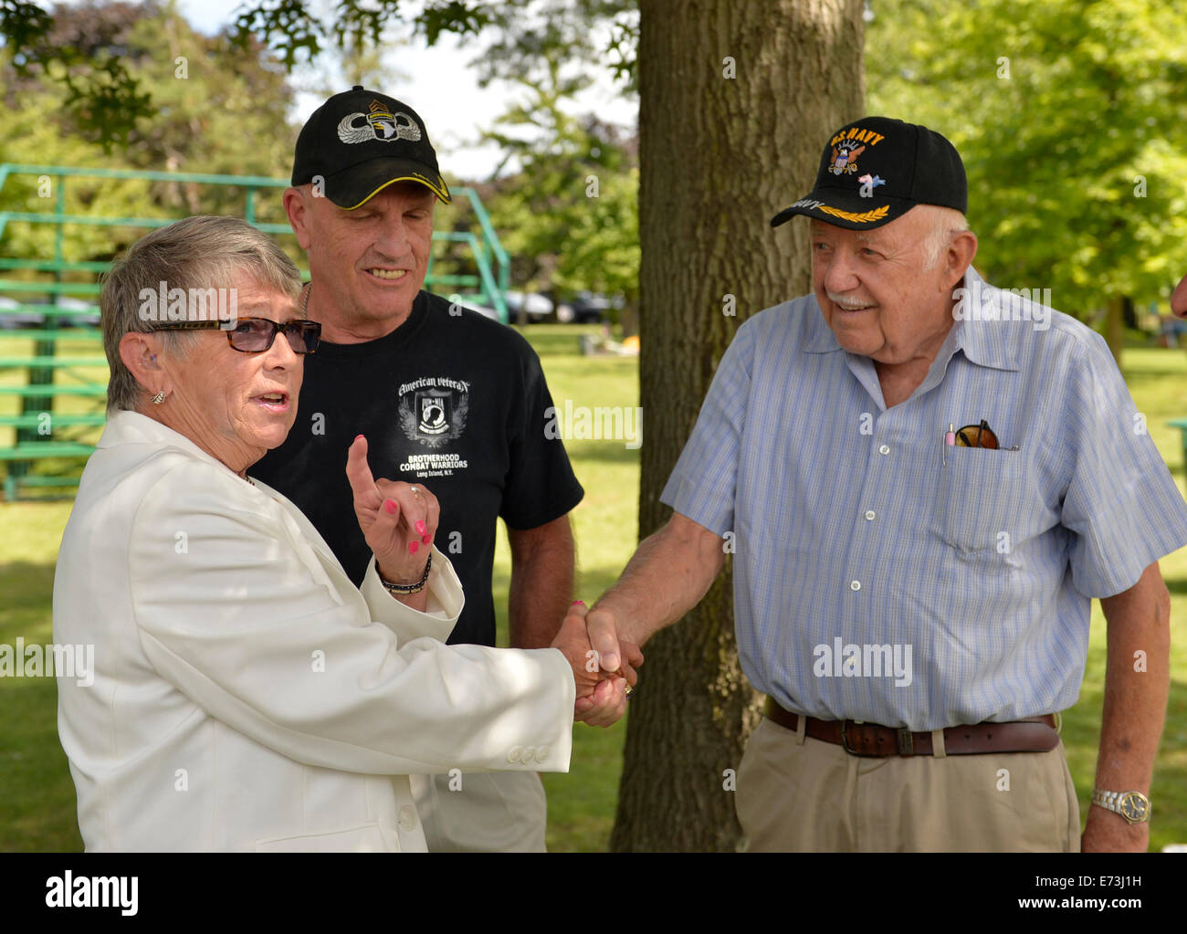 East Meadow, New York, USA. 3. September 2014. Vertreter CAROLYN MCCARTHY (NY-04) spricht mit PAT YNGSTROM (im schwarzen Hemd) von Merrick, US-Armee-Fallschirmjäger, Vietnam-Krieg-Veteran und PAUL ZYDOR (im blauen Hemd) von Merrick, US Navy, Korea-Krieg-Veteran vor Pressekonferenz wenn Kongreßanwärter K. Rice eine Whitepaper auf Veteranen Politik freigibt und Bildung ihrer Kampagne Veteranen Advisory Committee, am Veterans Memorial an Eisenhower Park kündigt , nach Reis und ausgehende Kongressabgeordnete Northport VA Medical Center auf Tournee. Bildnachweis: Ann E Parry/Alamy Live-Nachrichten Stockfoto