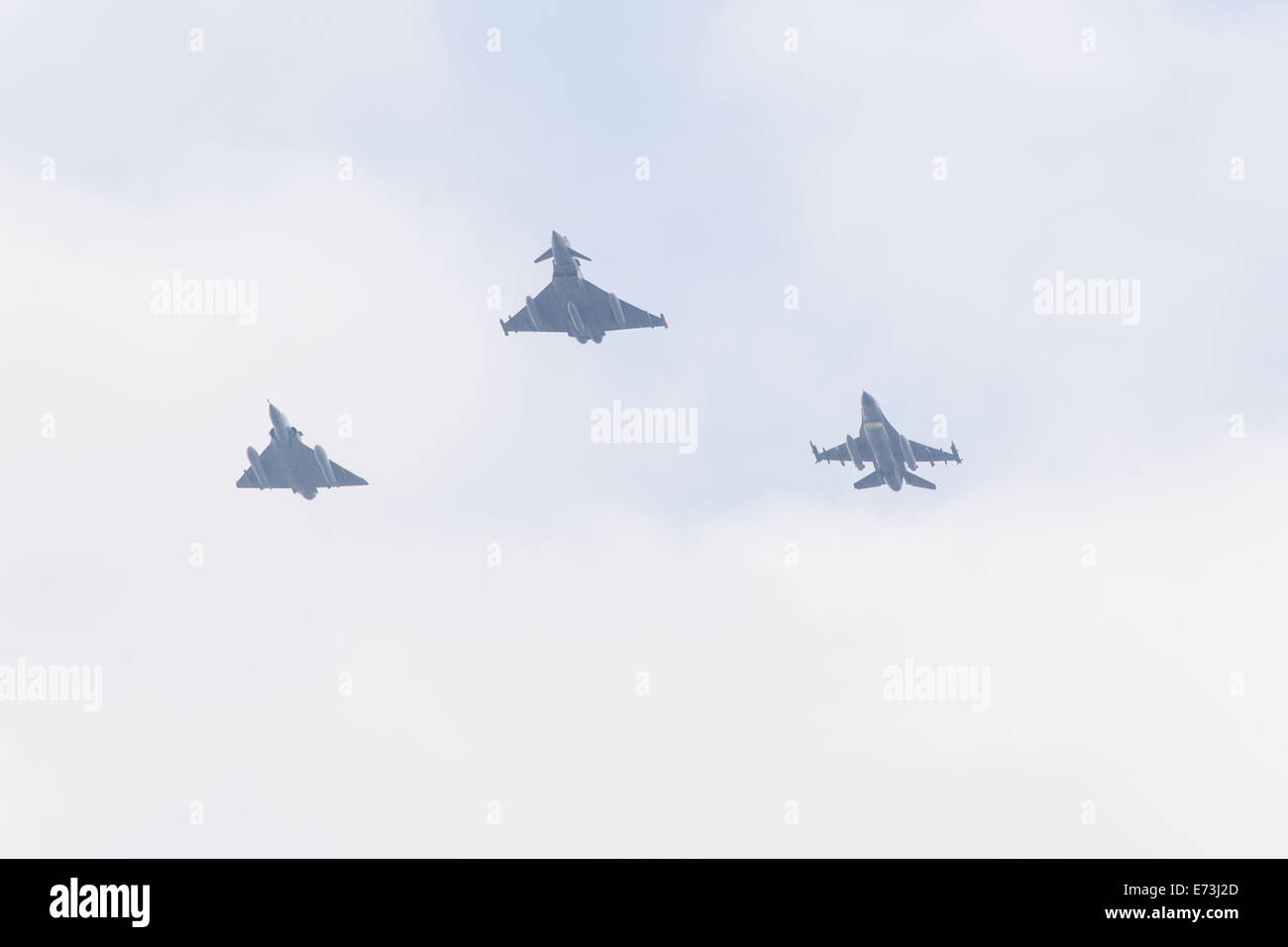 Cardiff, Wales, UK. 5. September 2014. Eine Mirage 2000 C (links, Frankreich), Taifun (Centre, Großbritannien) und eine f-16 (rechts, Dänemark) fliegen über Cardiff Bay als Teil der NATO-Vorbeiflug am letzten Tag des NATO-Gipfels. Bildnachweis: Polly Thomas/Alamy Live-Nachrichten Stockfoto