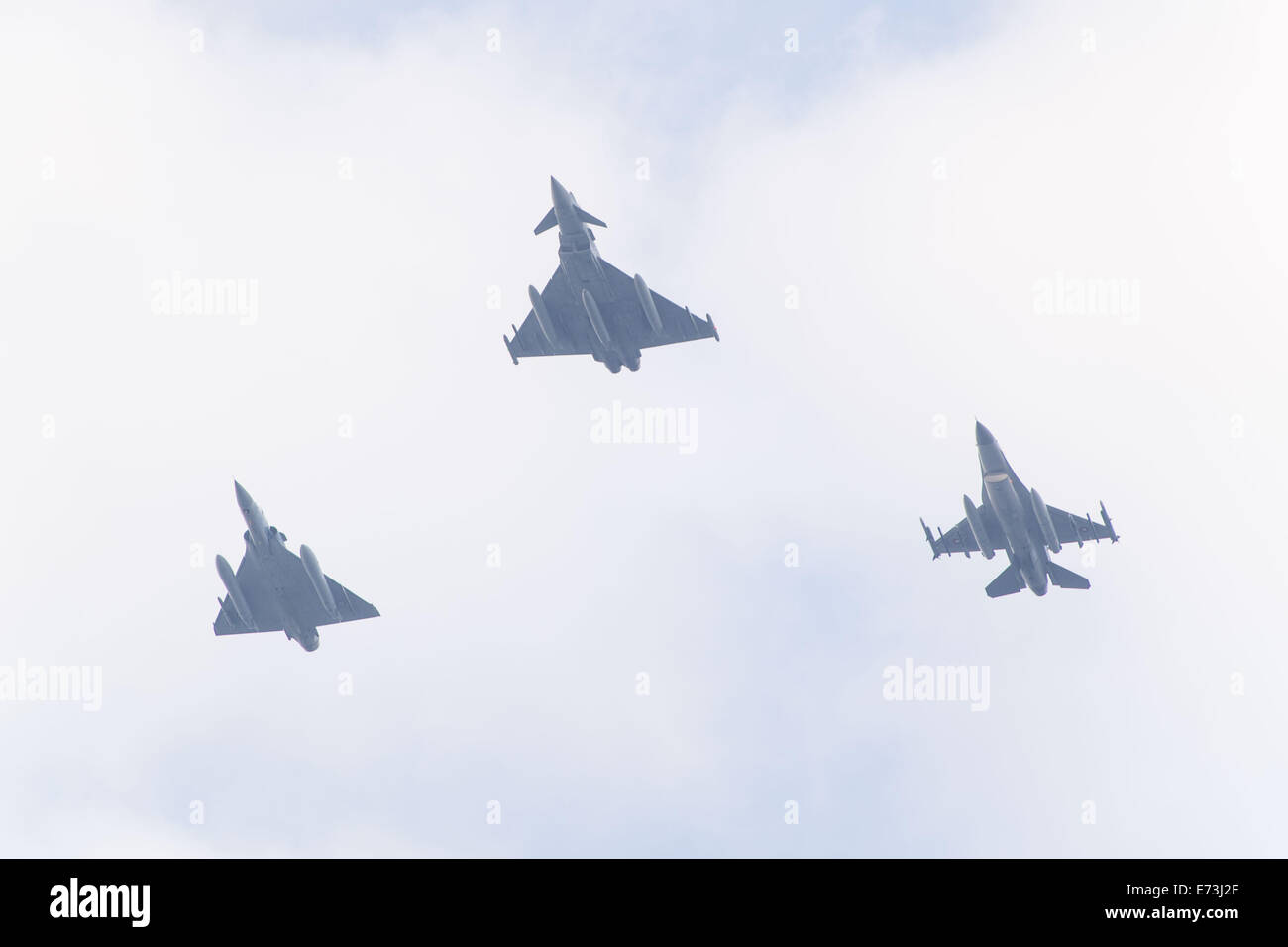 Cardiff, Wales, UK. 5. September 2014. Eine Mirage 2000 C (links, Frankreich), Taifun (Centre, Großbritannien) und eine f-16 (rechts, Dänemark) fliegen über Cardiff Bay als Teil der NATO-Vorbeiflug am letzten Tag des NATO-Gipfels. Bildnachweis: Polly Thomas/Alamy Live-Nachrichten Stockfoto